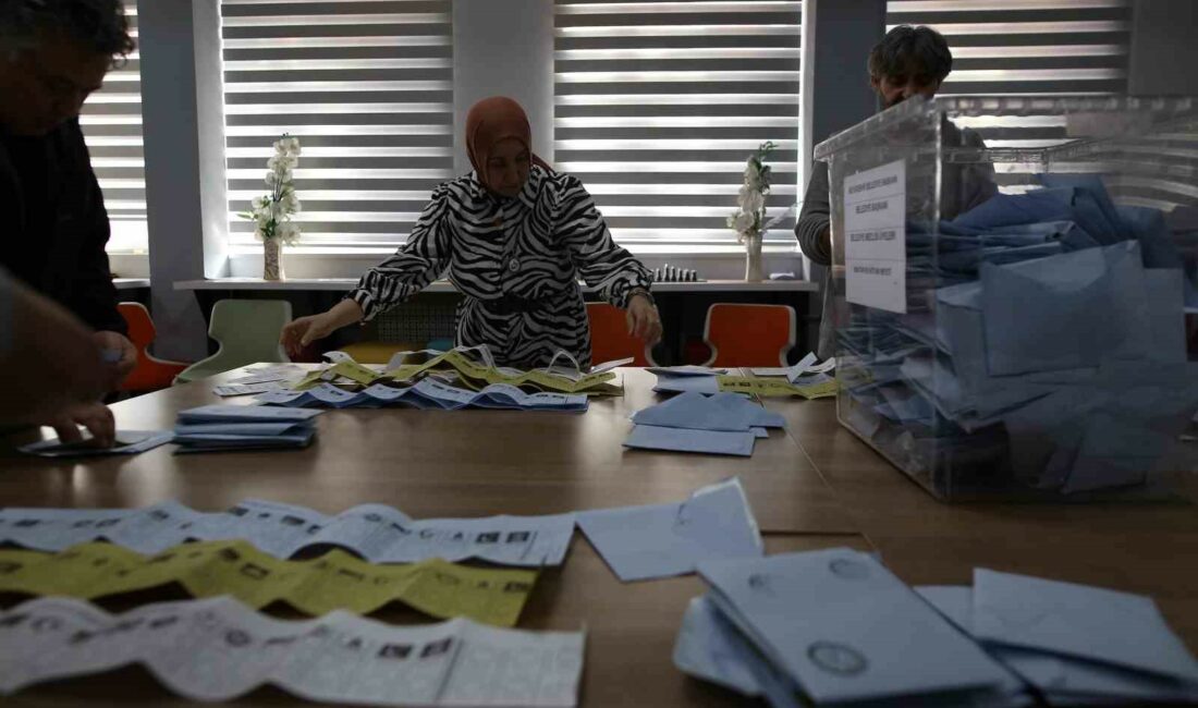 BURSA'DAKİ OY VERME İŞLEMLERİ HUMMALI BİR ŞEKİLDE BAŞLADI. SANDIKLARIN AÇILMASIYLA,