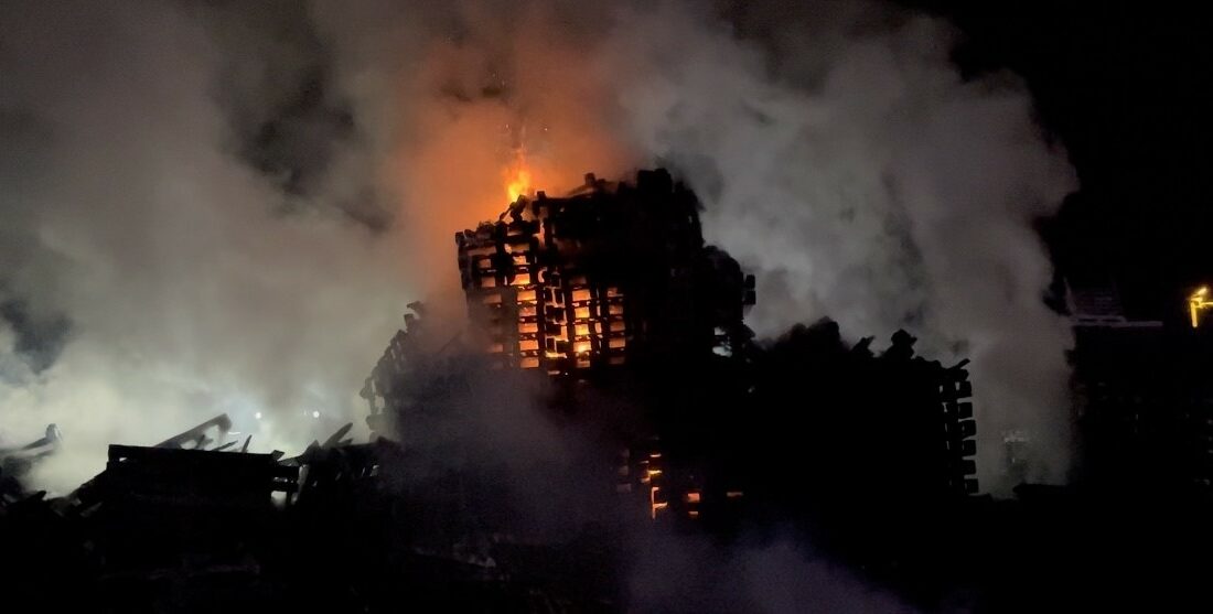 Bursa’da palet fabrikasında korkutan yangın Bursa’nın Nilüfer ilçesinde bulunan palet fabrikasında yangın çıktı, bir işçi