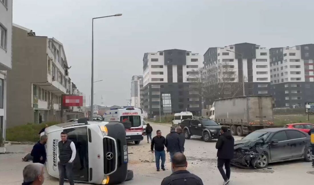 Bursa’da servis minibüsü ile otomobil çarpıştı: İşçilerin olmaması faciayı önledi BURSA’DA SERVİS MİNİBÜSÜ İLE OTOMOBİL ÇARPIŞTI : İŞÇİLERİ ALMAMIŞ OLMASI