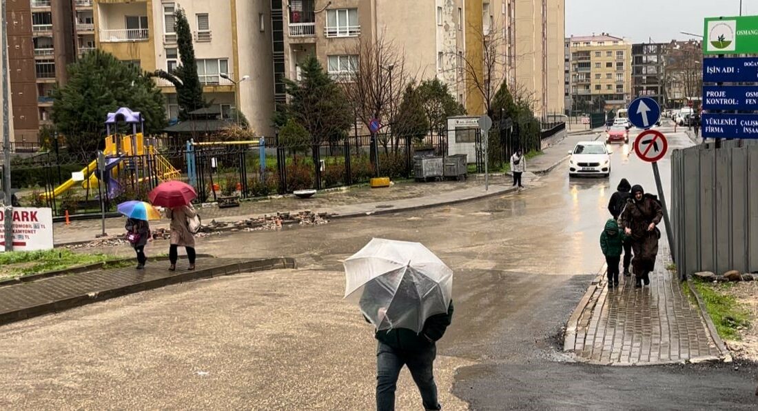 Bursa’da şiddetli yağmur hayatı olumsuz etkiledi Bursa’da dün gece başlayan sağanak yağış hayatı olumsuz etkiledi.