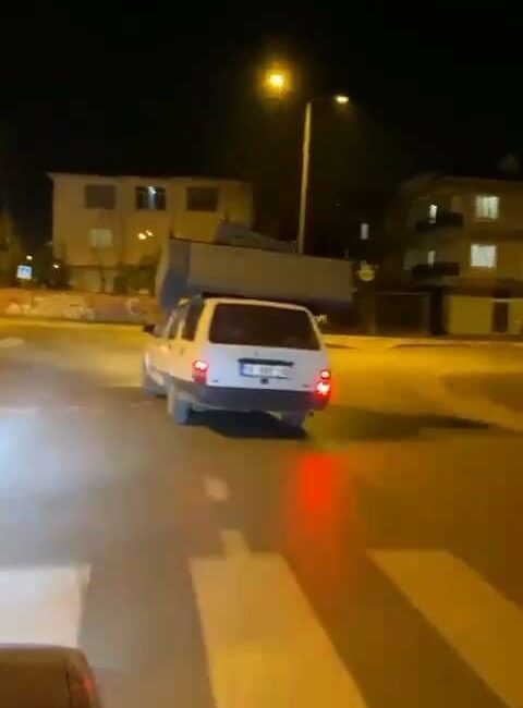 BURSA'NIN İNEGÖL İLÇESİ HAMİDİYE MAHALLESİNDE SÜRÜCÜ OTOMOBİLİNİN ÜZERİNDE KOLTUK TAKIMI