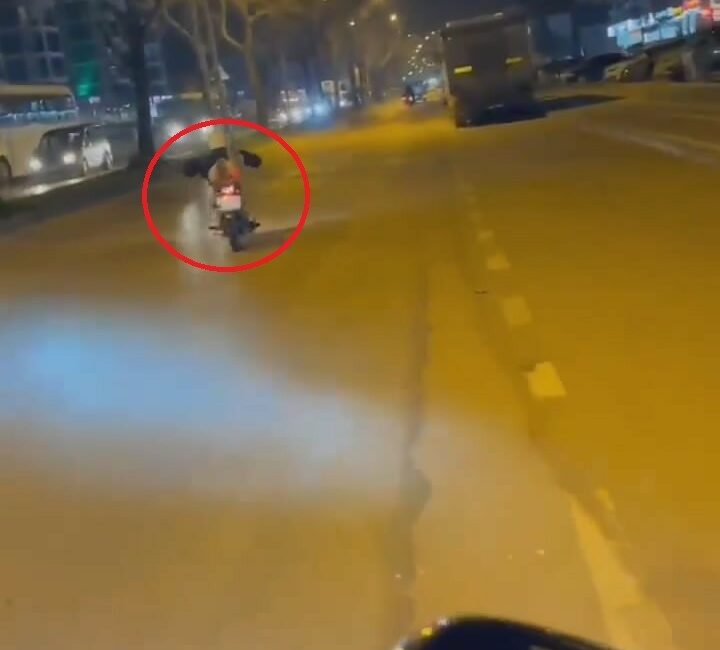 Bursa’da tehlikeli yolculuk kamerada BURSA'DA CANINI HİÇE SAYARAK MOTOSİKLETİN ÜZERİNE UZANAN GENÇ, YÜREKLERİ AĞZA