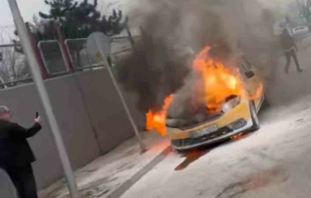 Bursa’da ticari taksi alev alev yandı BURSA’DA TİCARİ TAKSİ ALEV ALEV YANDI