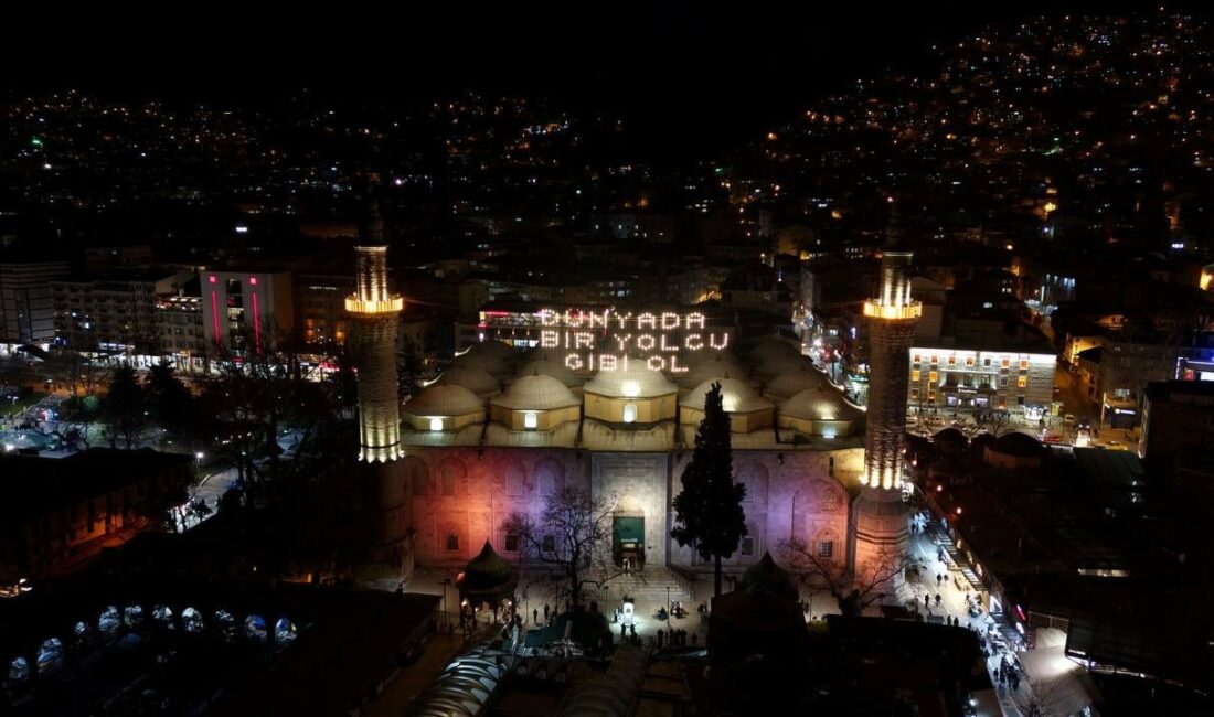 Ulu Camii’ye “Dünyada bir yolcu gibi ol” mahyası asıldı OSMANLI DEVLETİ'NDE İLK DEFA SULTANAHMET CAMİSİ'NE ASILMASIYLA BAŞLAYAN 400 YILLIK