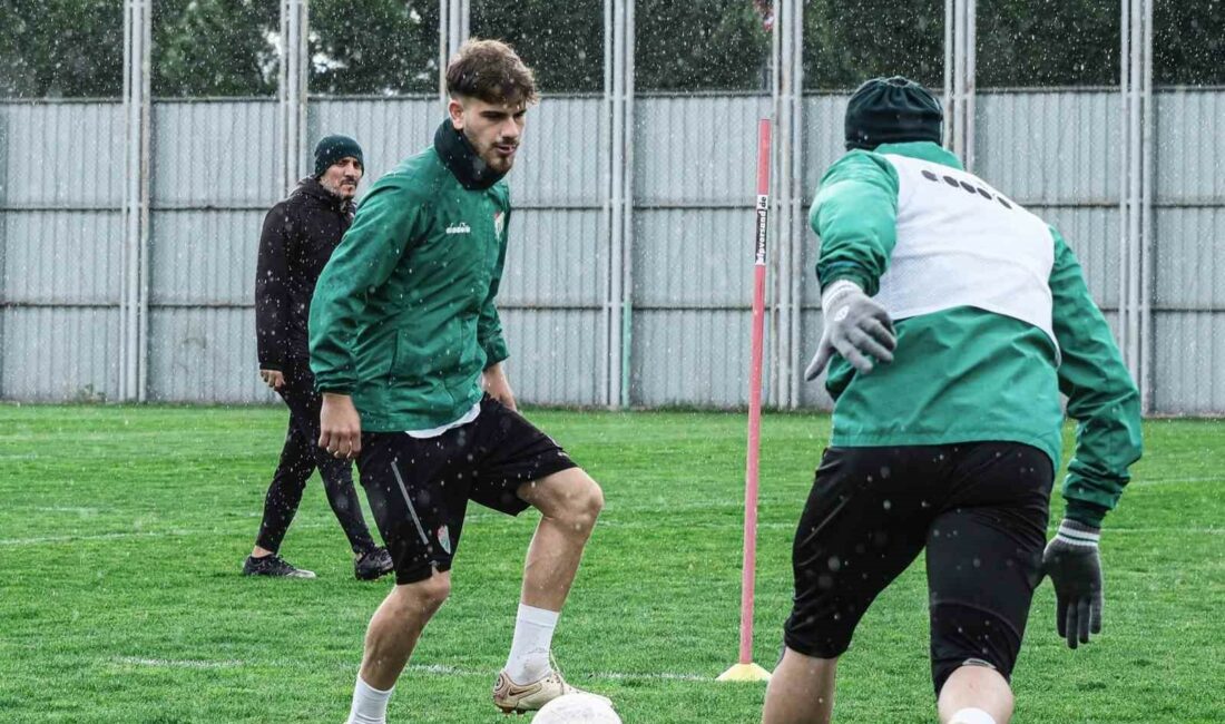 Bursaspor’da çalışmalar sürüyor BURSASPOR'DA KIRŞEHİR FSK MAÇI HAZIRLIKLARI BUGÜN YAPILAN İDMANLA DEVAM ETTİ.