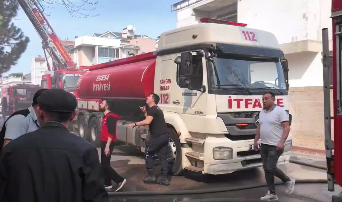 Çatıda çıkan yangın 1 saatte söndürüldü BURSA'NIN İNEGÖL İLÇESİNDE 3 KATLI BİNANIN ÇATISINDA YANGIN ÇIKTI.
