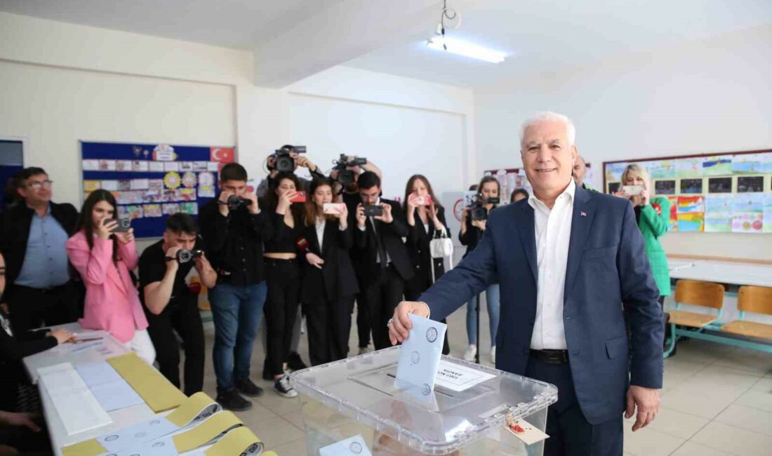 CHP Büyükşehir Belediye Başkan Adayı Bozbey oyunu kullandı CHP Bursa Büyükşehir Belediye Başkan Adayı Mustafa Bozbey oyunu kullandı.