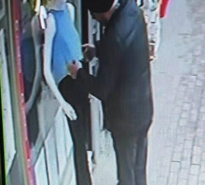 Bursa’da dakikalarca sevdiği cansız mankeni kucaklayıp kaçırdı Bursa’nın İnegöl ilçesinde bir şahsın bir işyerinin önünde bulunan cansız