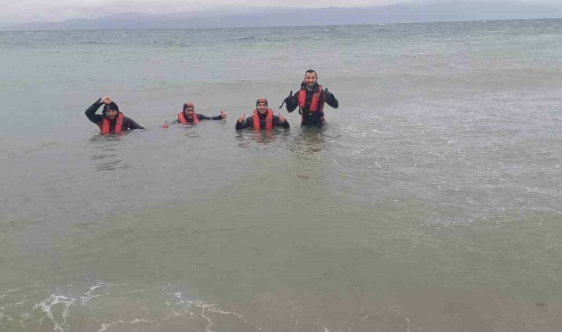 Dondurucu soğuk suda eğitim yapıyorlar MUDANYA BELEDİYESİ ARAMA KURTARMA BİRLİĞİ (MAK), SOĞUK HAVAYA ALDIRIŞ ETMEDEN