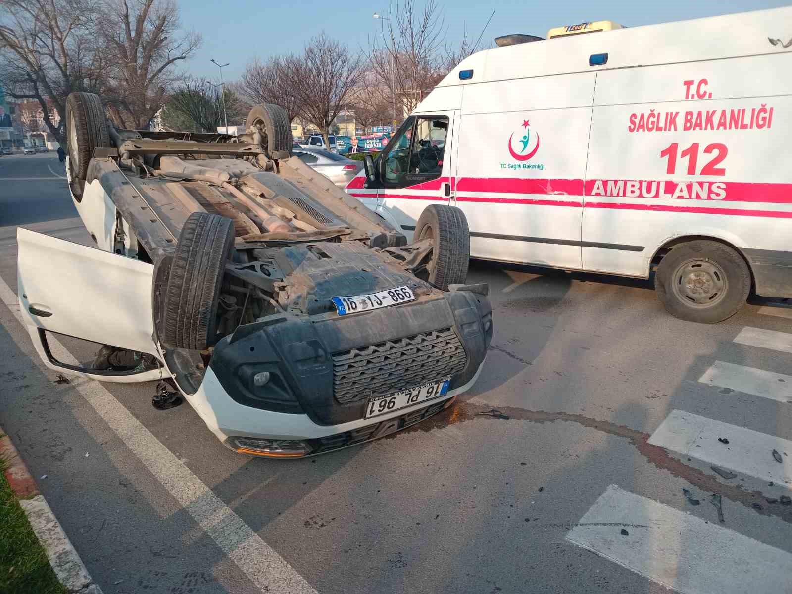 Bursa’nın İnegöl ilçesi Hamidiye Mahallesi’nde meydana gelen kazada 2 kişi yaralandı.