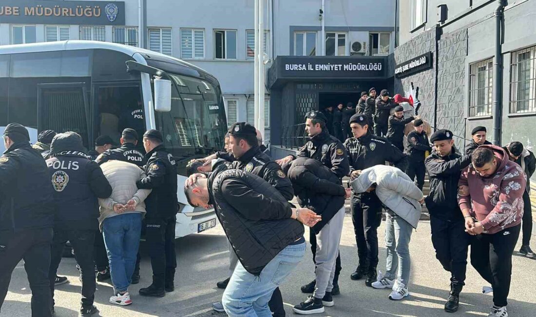 Dünya Kadınlar Günü’nde çökertilen fuhuş çetesi üyeleri, adliyeye sevk edildi BURSA İL EMNİYET MÜDÜRLÜĞÜ ASAYİŞ ŞUBE MÜDÜRLÜĞÜ EKİPLERİ, 8 MART