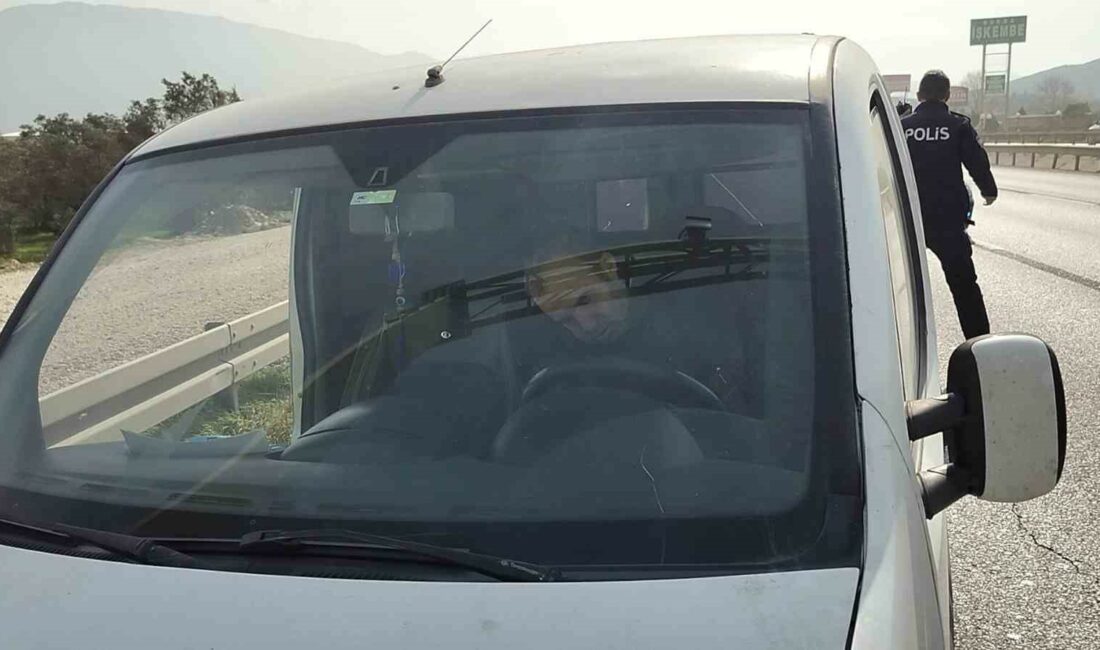 Ecel direksiyon başında yakaladı EMNİYET ŞERİDİNDEKİ ARACIN DİREKSİYON BAŞINDAKİ SÜRÜCÜSÜNÜ HAREKETSİZ HALDE GÖREN VATANDAŞLAR