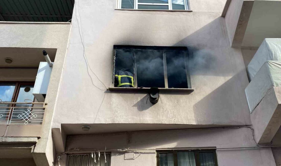 BURSA'DA 3 KATLI BİR BİNANIN 2.KATINDA ÇIKAN YANGIN DAİREYİ KÜLE