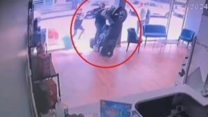 Bursa’da bir kişi motosikletle iş yerine daldı Bursa'nın Yıldırım ilçesinde, elini gazda unutan bir sürücü, motosikletle iş