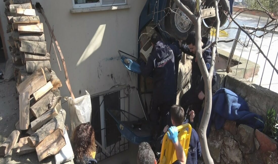 Bursa’da dik kalan otomobilde can pazarı Bursa’da evin bahçesine uçup dik kalan otomobilde sıkışan adam, itfaiye
