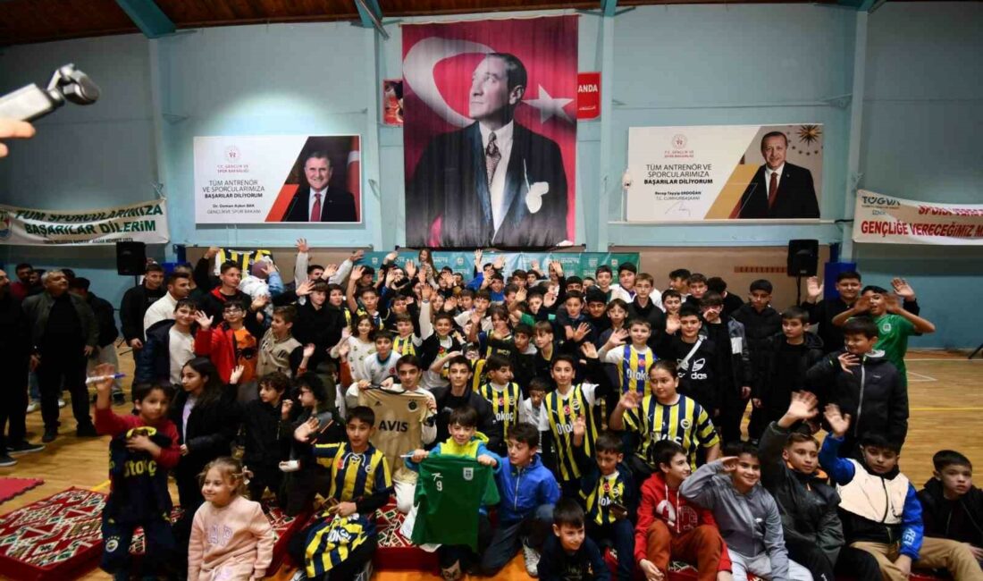 Fenerbahçeli futbolcu İsmail Yüksek, Bursa’da gençlerle buluştu İZNİK BELEDİYESİ TARAFINDAN DÜZENLENEN ‘GENÇ TECRÜBELER BULUŞUYOR’ ETKİNLİĞİNİN KONUĞU YILDIZ