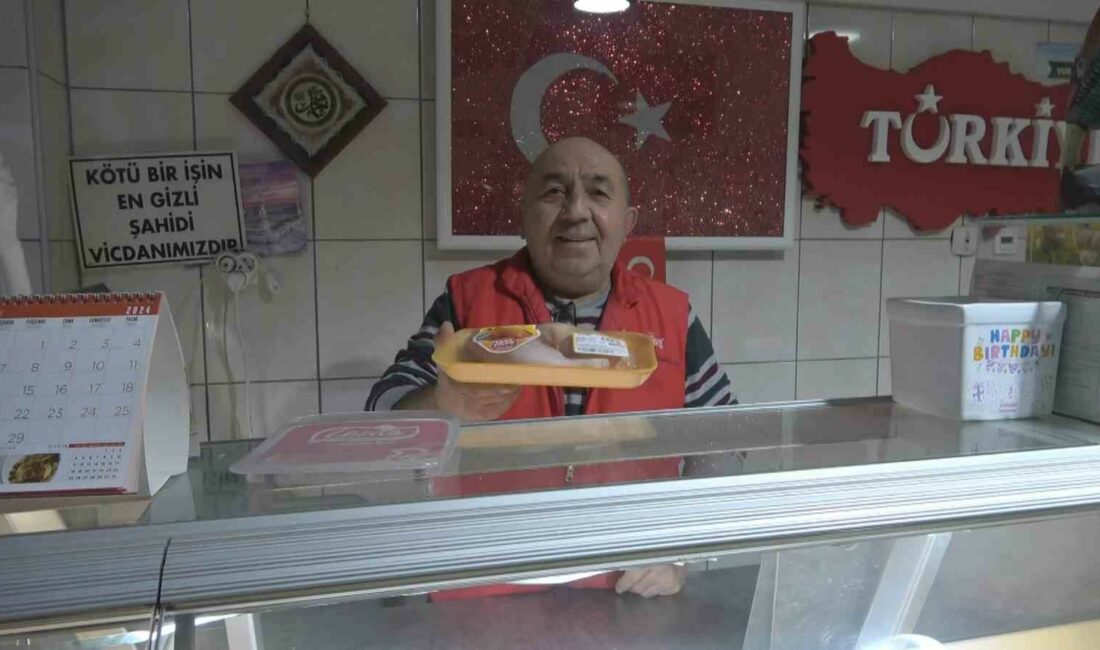 Her gün dükkana gelen köpeği besleyen esnaf yüzleri gülümsetti MAHALLE ESNAFLARINDAN MEHMET ALİ ÖCAL, "MAHALLE ESNAFI OLARAK KÖPEĞE 'EFE'