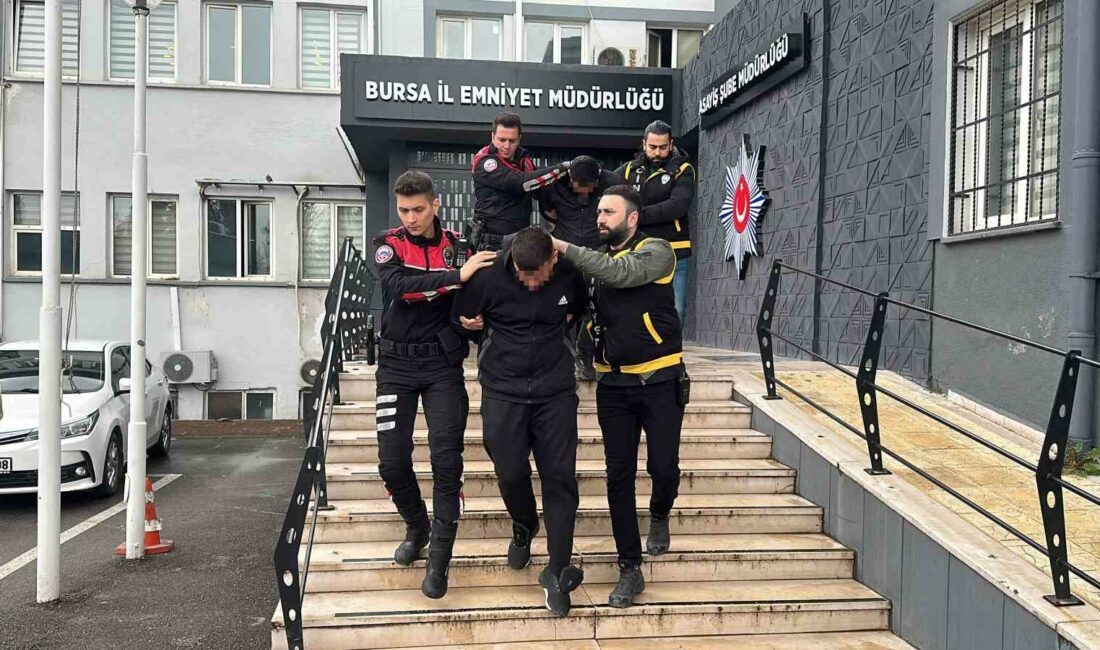 Husumetlisinin kaçtığı eve doğru ateş açtı, olayla ilgisi bulunmayan iki kadını yaraladı BURSA'DA HUSUMETLİLERDEN BİRİ DİĞER HUSUMETLİSİNİN KAÇTIĞI EVE DOĞRU TABANCA İLE