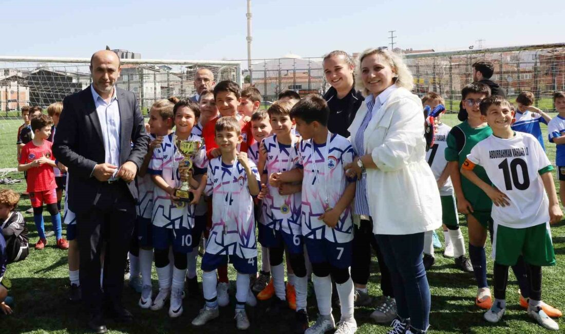 İlkokul Futbol Şenliği’nde kupalar sahiplerini buldu BURSA BÜYÜKŞEHİR BELEDİYESİ’NİN ÖĞRENCİLERE SPOR ALIŞKANLIĞINI KAZANDIRMAK AMACIYLA İL MİLLİ