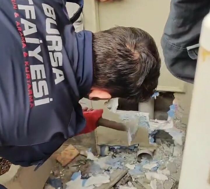 BURSA’DA DUVAR İÇERİSİNDE SIKIŞAN YAVRU KEDİYİ BURSA İTFAİYESİ KURTARDI. O