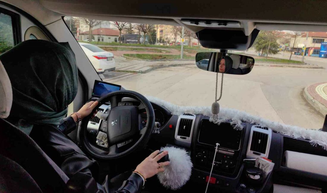 Kadın servis şoförü ustalara taş çıkarıyor BURSA'NIN İNEGÖL İLÇESİNDE 5 YILDAN BU YANA OKUL VE İŞÇİ