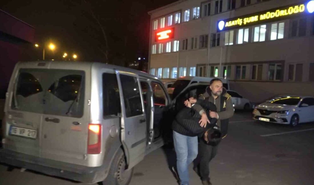 Bursa’da kuyumcu soyguncuları yakalandı Bursa’da kar maskeli ve ellerindeki silahlarla girdikleri kuyumcudan 3.5 milyon