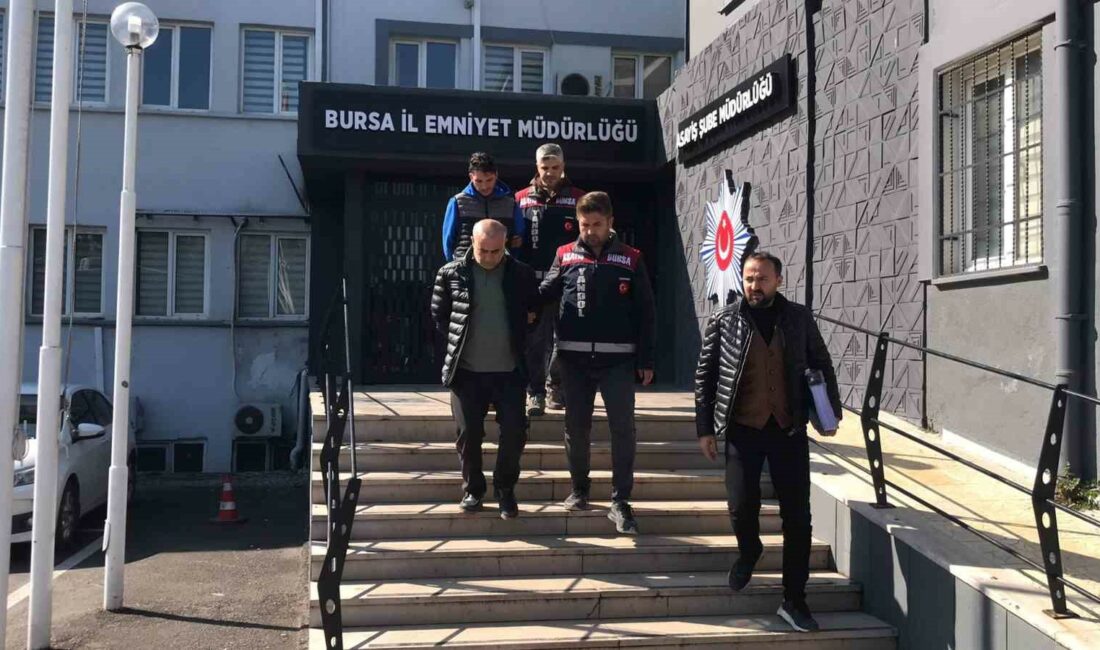 Bursa’da vatandaşları dolandırdığı iddia edilen kuyumcular adliyeye sevk edildi Bursa’da kar payı vereceğini söyleyerek müşterilerinin altınlarını ve nakit paralarını