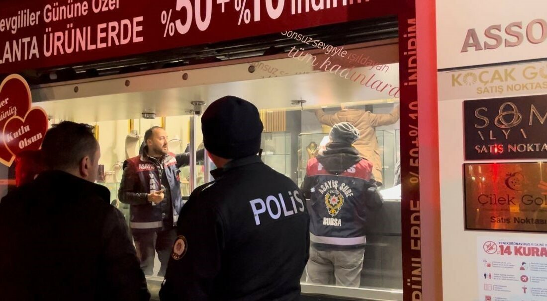 Bursa’da kar vaadiyle vatandaşları dolandırdığı iddiasıyla kuyumcular yakalandı Bursa’da bir kuyumcu, kar payı vereceğini söyleyerek aldığın altınlarla kaçtığı