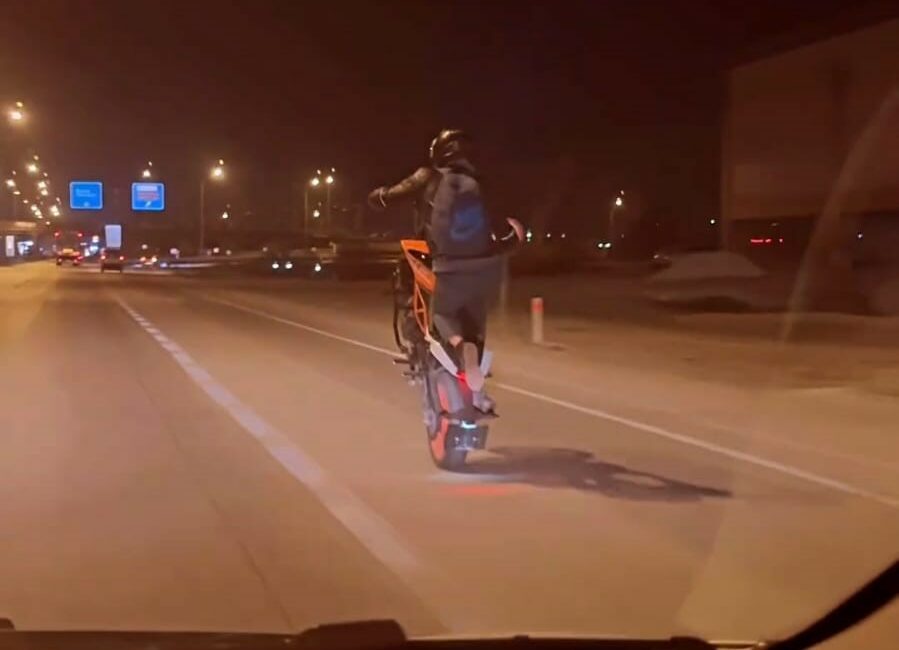 Kilometrelerce tek teker ilerledi BURSA'NIN İNEGÖL İLÇESİNDE BİR SÜRÜCÜ, MOTOSİKLETİNİN ÖN TEKERİNİ KALDIRIP DAKİKALARCA