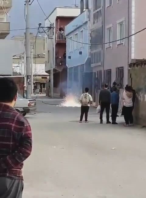 Bursa’da kopan elektrik kablosu kıvılcım saçtı Bursa’da kopan elektrik kablosundan çıkan kıvılcımlar mahalleliyi ayağa kaldırdı.
