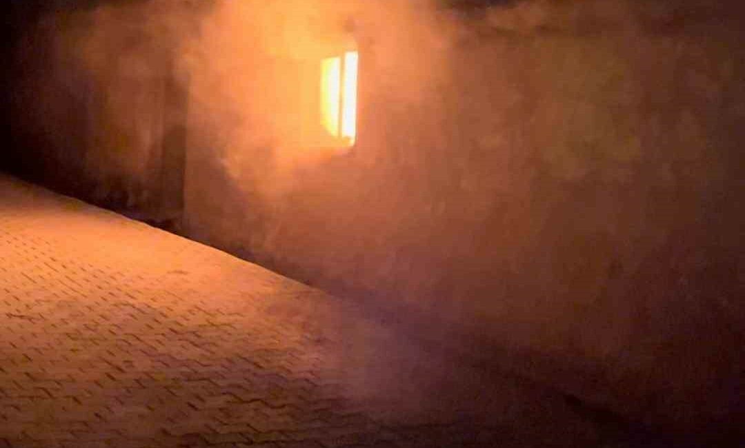 Bursa’da köy evi yandı, 2 kişi yaralandı Bursa’nın Karacabey ilçesinde bir evde çıkan yangında 2 kişi dumandan