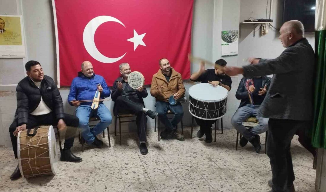 Köy gençlerinden eğlenceli sahur BURSA'NIN MUDANYA İLÇESİ YÖRÜKALİ MAHALLESİ'NDEKİ GENÇLER KÖY SAKİNLERİNİ EĞLENCELİ ŞEKİLDE