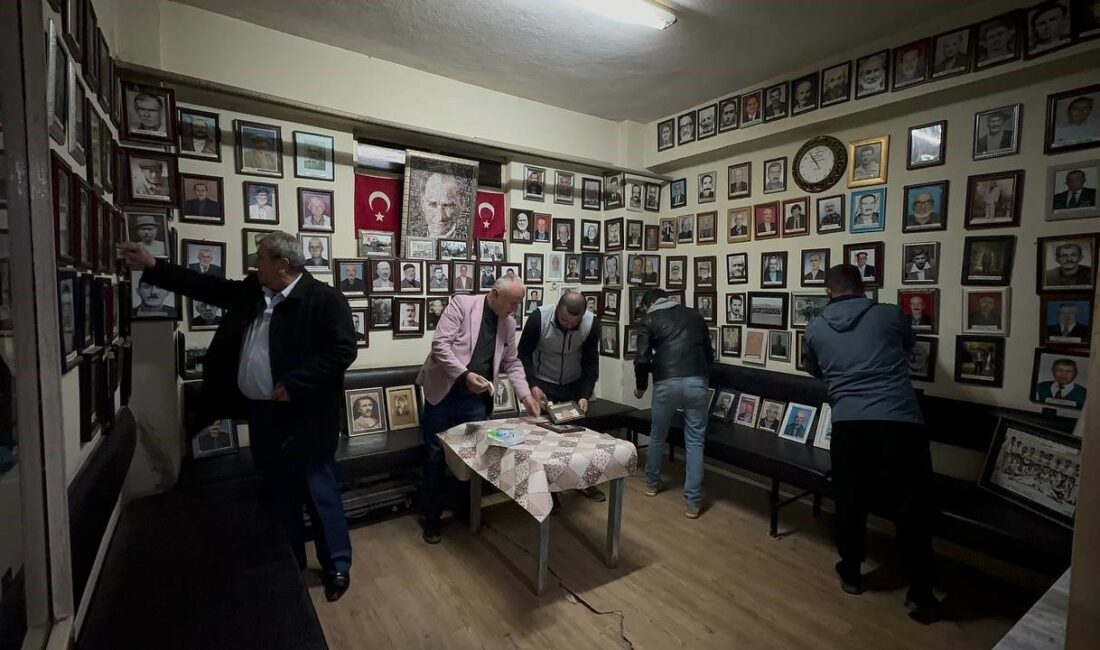 Köydeki vefa sayesinde 60 yaşında ilk defa babasını gördü BARCIN KÖYÜNDE KÖYDE YAŞAYIP HAYATINI KAYBEDENLERİN FOTOĞRAFLARI ANI OLARAK KAHVEHANE