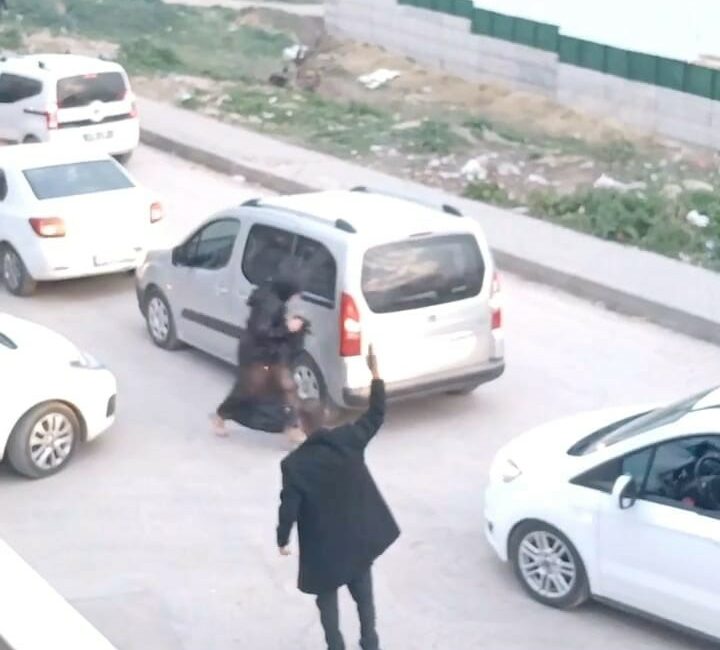 Bursa’nın İnegöl ilçesinde düzenlenen düğün eğlencesinde magandalar kameraya yansıdı.