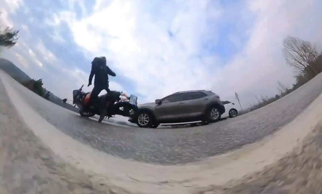 Bursa’da, otomobil ile çarpışan motosikletli gencin kazası aksiyon kamerasına saniye