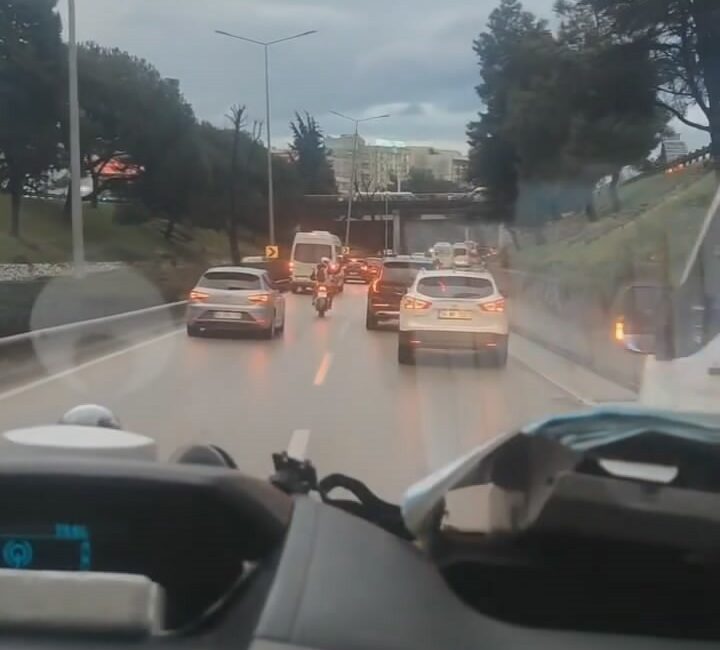 Bursa’da motosikletli 112 ambulansı için fermuar sistemi yaptırdı Bursa’da seyir halinde olan ambulansı gören motosiklet sürücüsü, ambulansın önüne