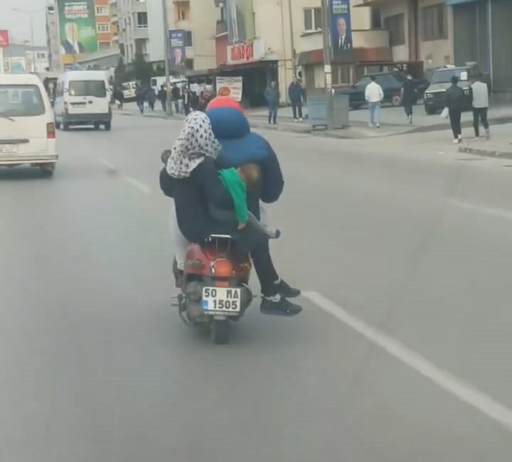 Bursa’da motosikletli ailenin tehlikeli yolculuğu kamerada Bursa'da motosikletli bir ailenin tehlikeli yolculuğu kameraya yansıdı.