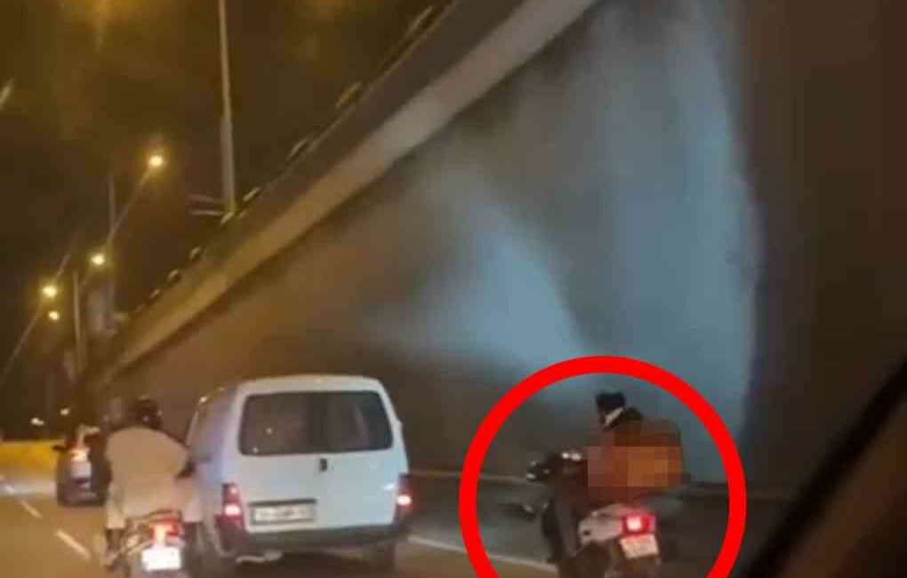 Bursa’da motosikletli kuryenin rahatlığı ’pes’ dedirtti.