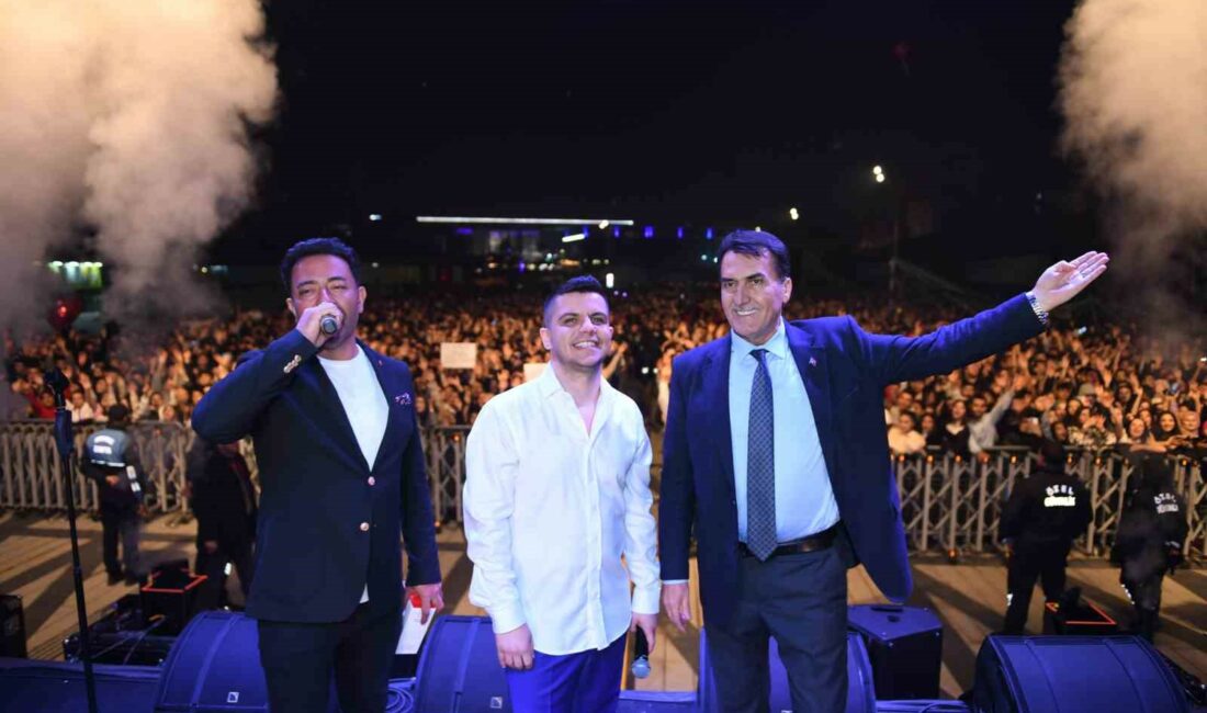 Osmangazi Meydanı’nda coşku sürüyor OSMANGAZİ MEYDANI’NIN RESMİ AÇILIŞ ÖNCESİ TANITIM ETKİNLİKLERİ ÇERÇEVESİNDE DÜZENLENEN KONSERLER