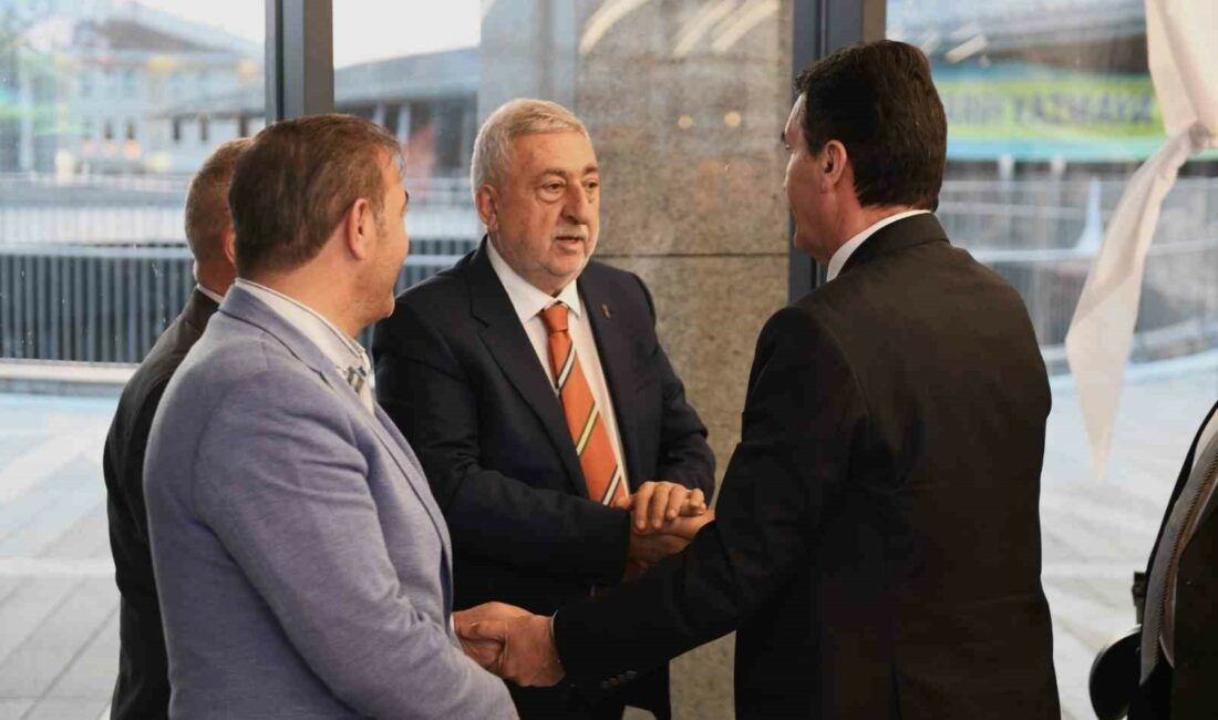 Osmangazi Meydanı’nda esnaf buluşması OSMANGAZİ BELEDİYE BAŞKANI MUSTAFA DÜNDAR, (TESK) GENEL BAŞKANI BENDEVİ PALANDÖKEN