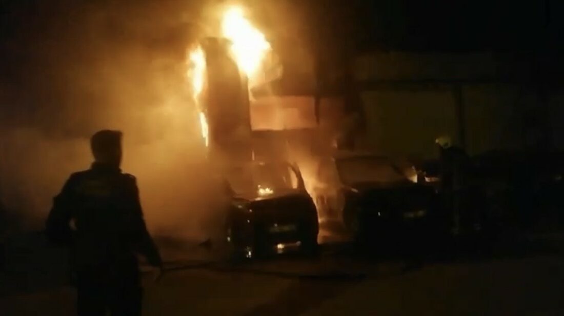 Bursa’da oto tamirhanesinde çıkan yangın 4 araca sıçradı Bursa’nın Yıldırım ilçesindeki bir oto tamirhanesinde çıkan yangın, iş yeri