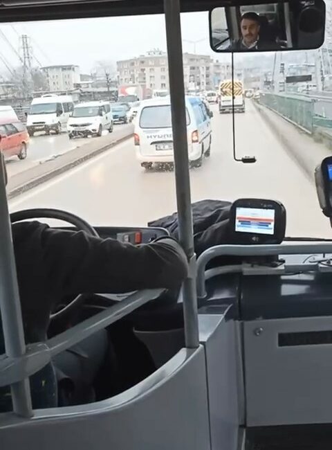 Otobüs şoförünün kadınlar günü kutlaması sosyal medyada viral oldu BURSA’DA BİR OTOBÜS ŞOFÖRÜ DURAKTAN ALDIĞI YOLCULARIN KADINLAR GÜNÜNÜ KUTLADI.