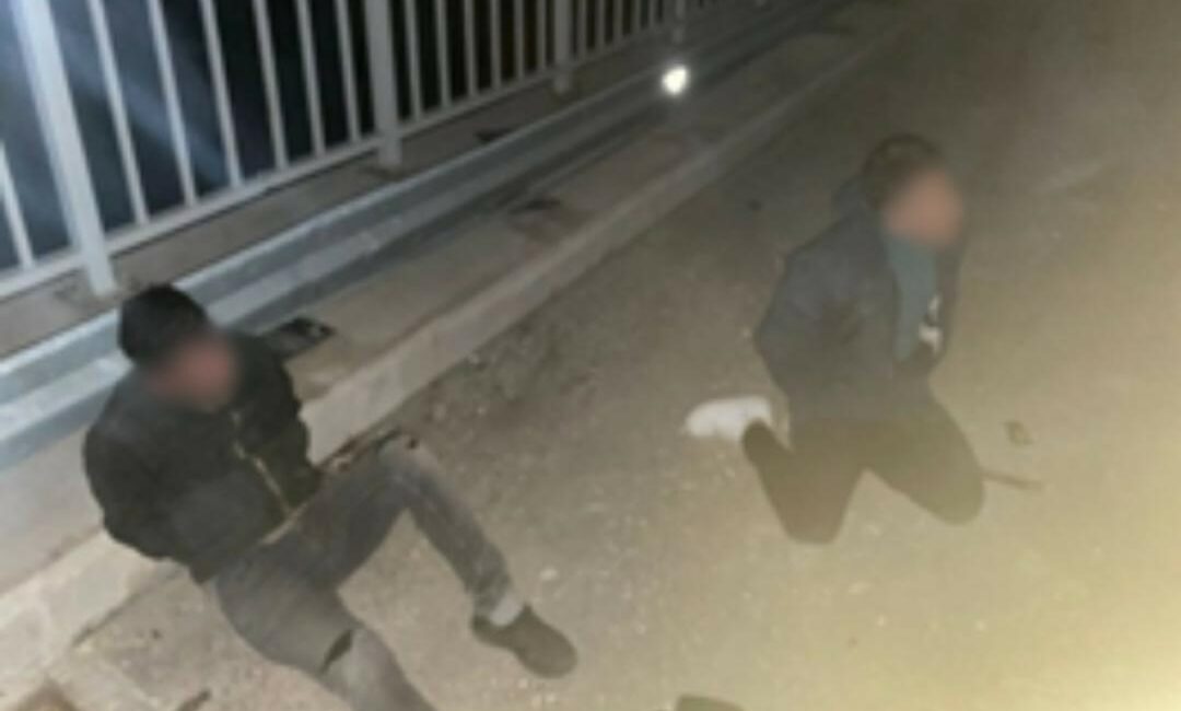 Otoyol hırsızları jandarma tarafından yakalandı OTOYOLDA BARİYER DEMİRLERİNİ KESEN ŞAHISLAR JANDARMA TARAFINDAN YAKALANDI.