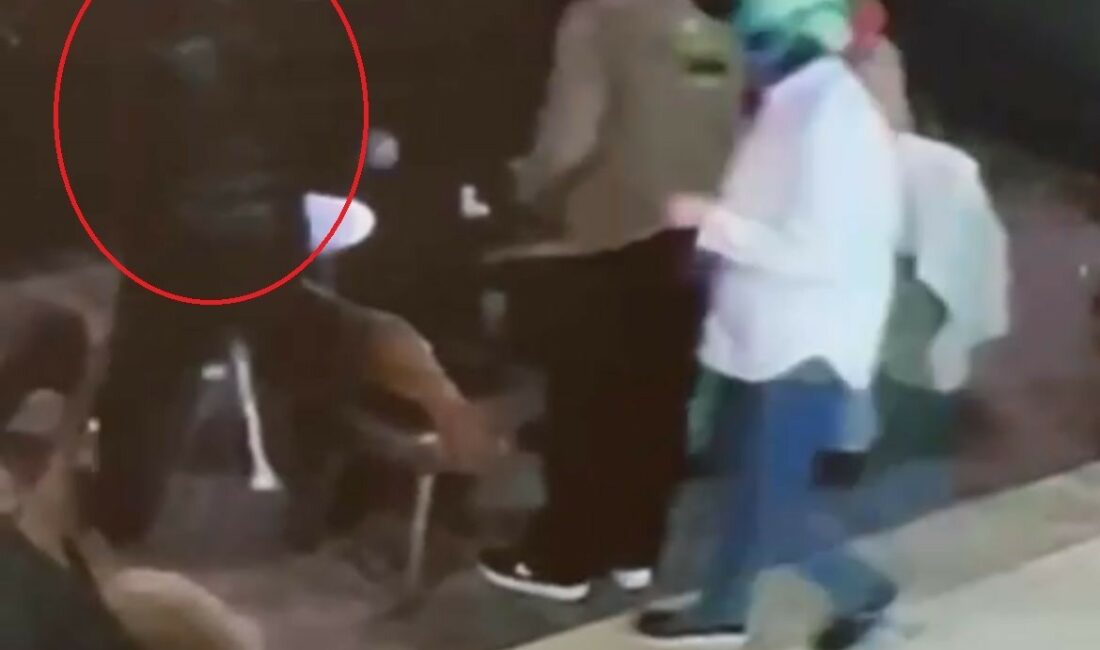 Bursa’da 1 yaşındaki çocuğun hayatını böyle kurtardı Bursa’nın Yıldırım ilçesinde boğazına kurabiye takılan çocuk Heimlich manevrasıyla kurtarıldı.