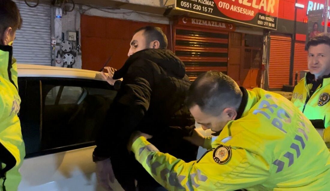 Bursa’da polisi görünce geri vitese taktı, son sürat kaçmaya çalıştı BURSA’DA UYGULAMA NOKTASI KURAN TRAFİK EKİPLERİ, ALKOLLÜ SÜRÜCÜLERE GEÇİT VERMEZKEN,