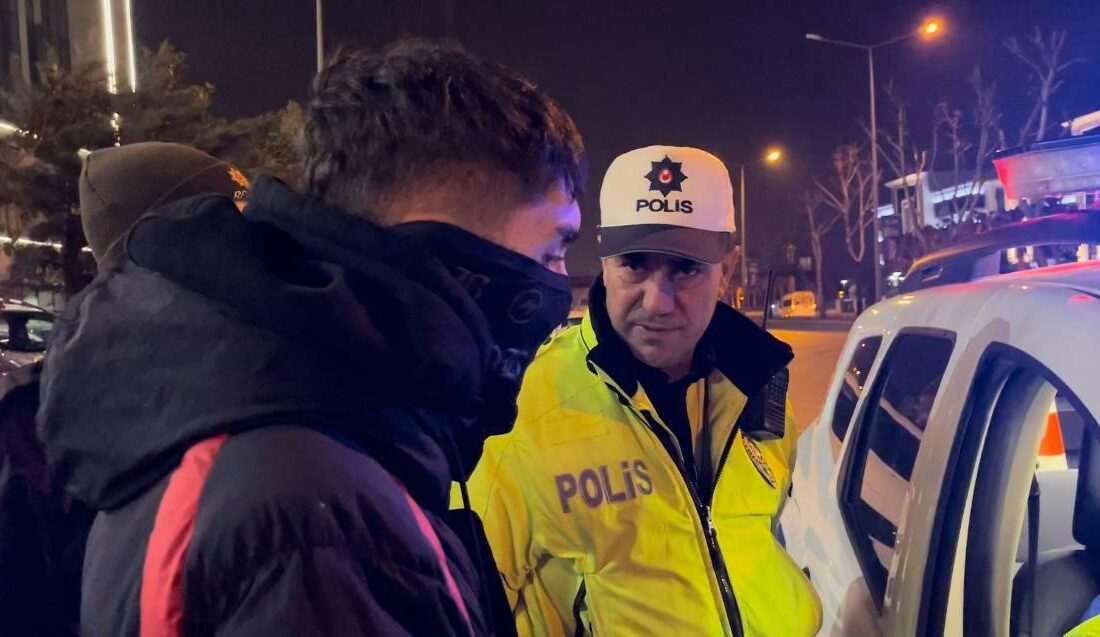 Bursa’da polisten kaçıp fenomen oldu, çorba içerken yakalandı Bursa’da, motosikletle polisten kaçtığı anları yayınlayarak fenomen olan sürücü gittiği