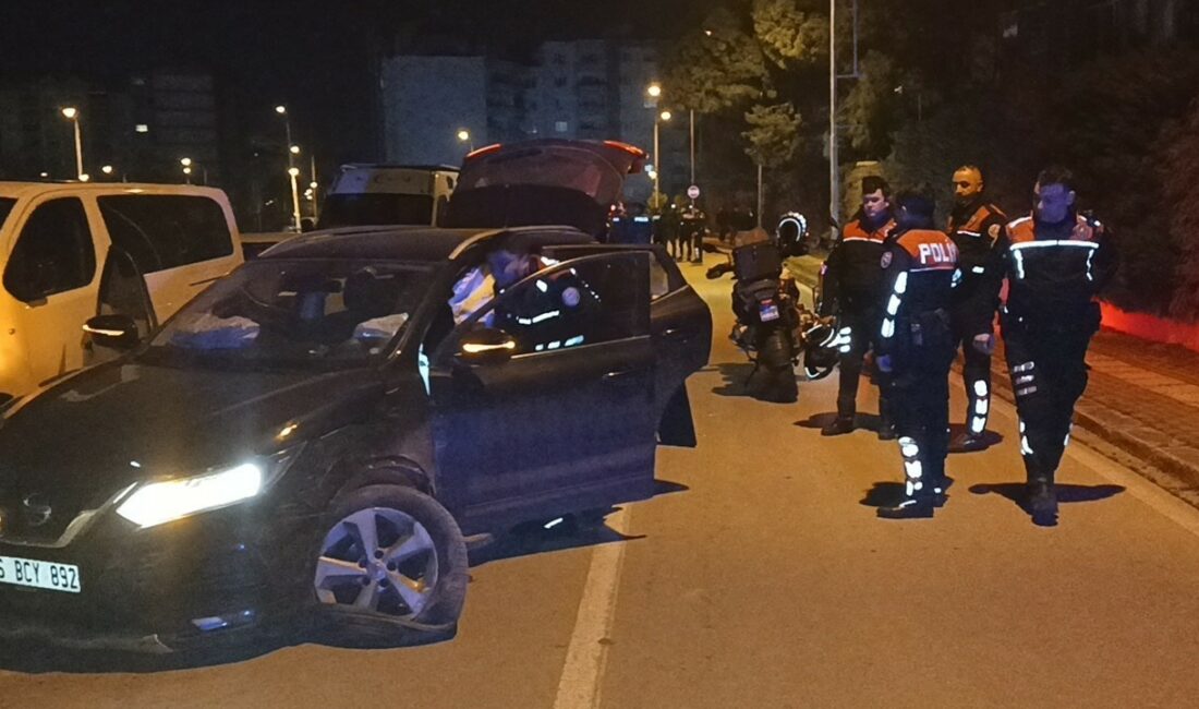 Bursa’da polisten kaçarken kaza yapıp gözaltına alınan gençlerin kullandığı otomobildeki