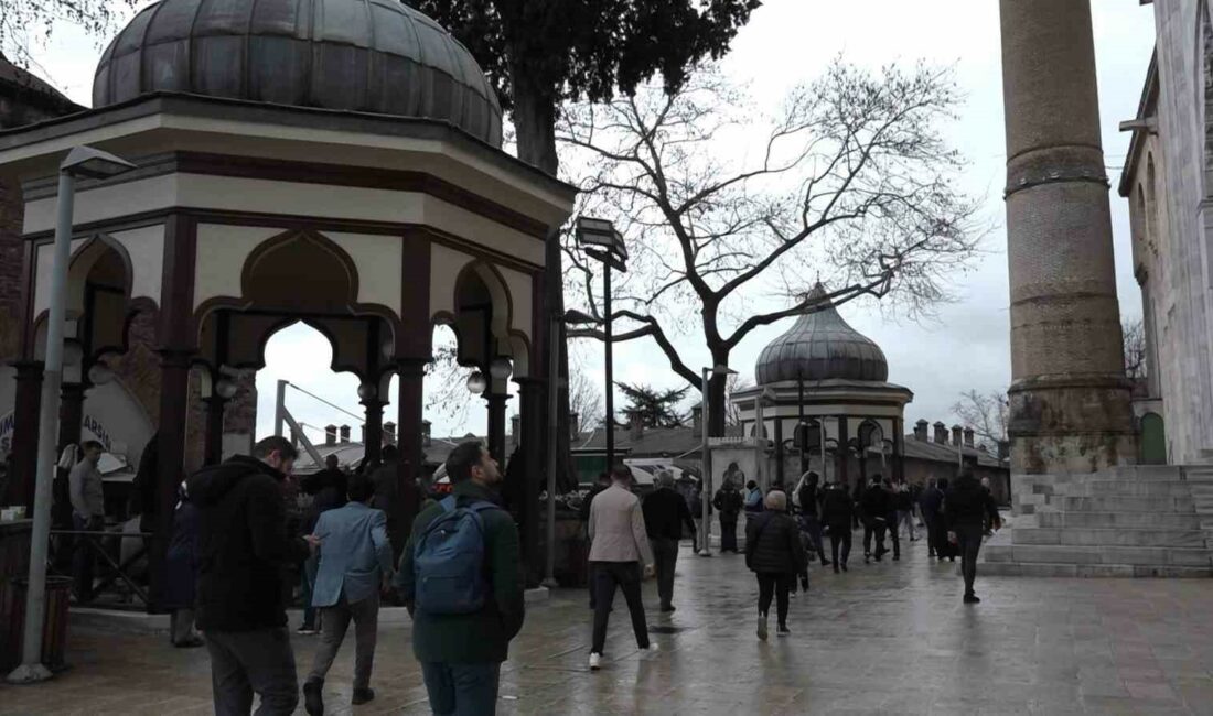 Ramazan’ın ilk cumasında Ulu Cami doldu taştı RAMAZAN AYININ İLK CUMA NAMAZINDA BURSALILAR ULU CAMİ'YE AKIN ETTİ.