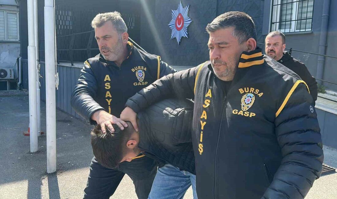 Sanal bahis borcu yüzünden kuyumcu soyan şüpheliler, adliyeye sevk edildi SANAL BAHİS BORCU YÜZÜNDEN KUYUMCU SOYAN ŞÜPHELİLER, ADLİYEYE SEVK EDİLDİ