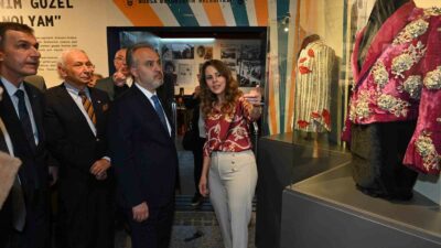 BURSA’NIN YETİŞTİRDİĞİ EN ÖNEMLİ SANATÇILARDAN OLAN ZEKİ MÜREN ADINA SAHNE